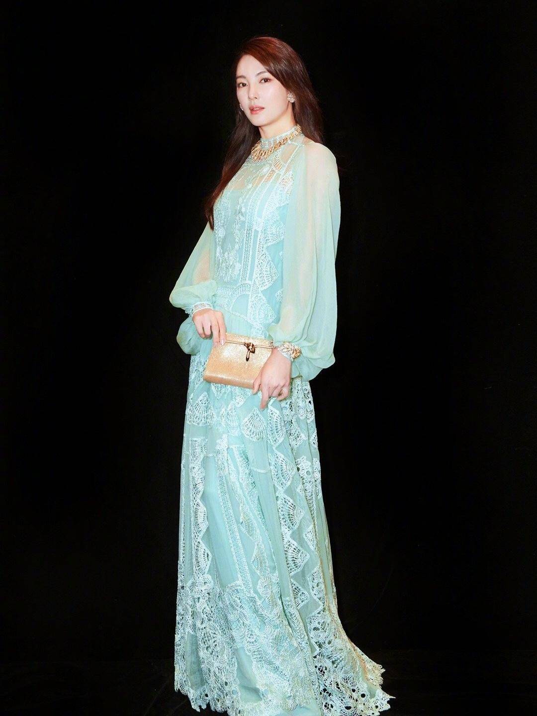 张玉琪|可盐可甜张雨绮，霸气起来却让人hold不住，珠宝首饰帮了大忙