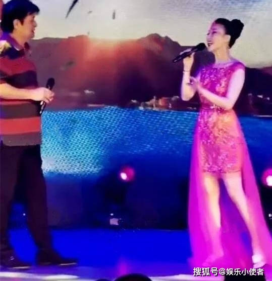 毕福剑罕现身 与美女对唱靠才艺赚钱 可惜大肚腩抢镜!