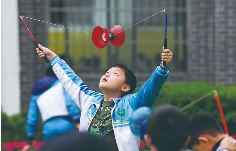 近日,在江西省南昌市东湖区向荣小学,学生在练习抖空竹(新华社发)