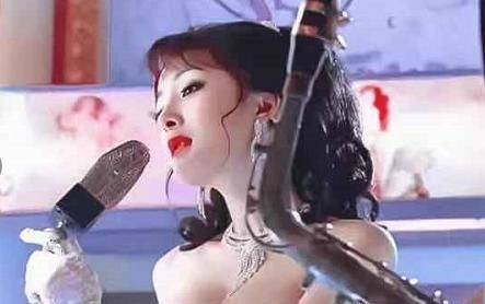 杨幂首次挑战夜店装,被导演故意关滤镜,看到全身照再也不羡慕了