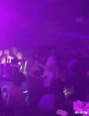 原创王思聪带女伴夜店蹦迪,豪开200瓶黑桃a,一晚消费最少40万
