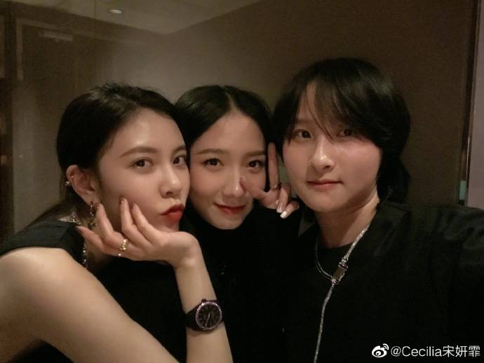 孟美岐为宋妍霏庆生晒两人胶卷风合影姐妹照