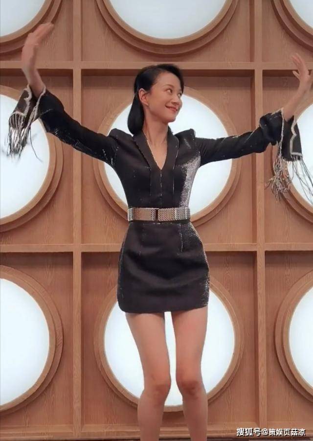 10月21日,演员倪虹洁在社交平台上分享了一则跳舞的视频.画面中的倪虹