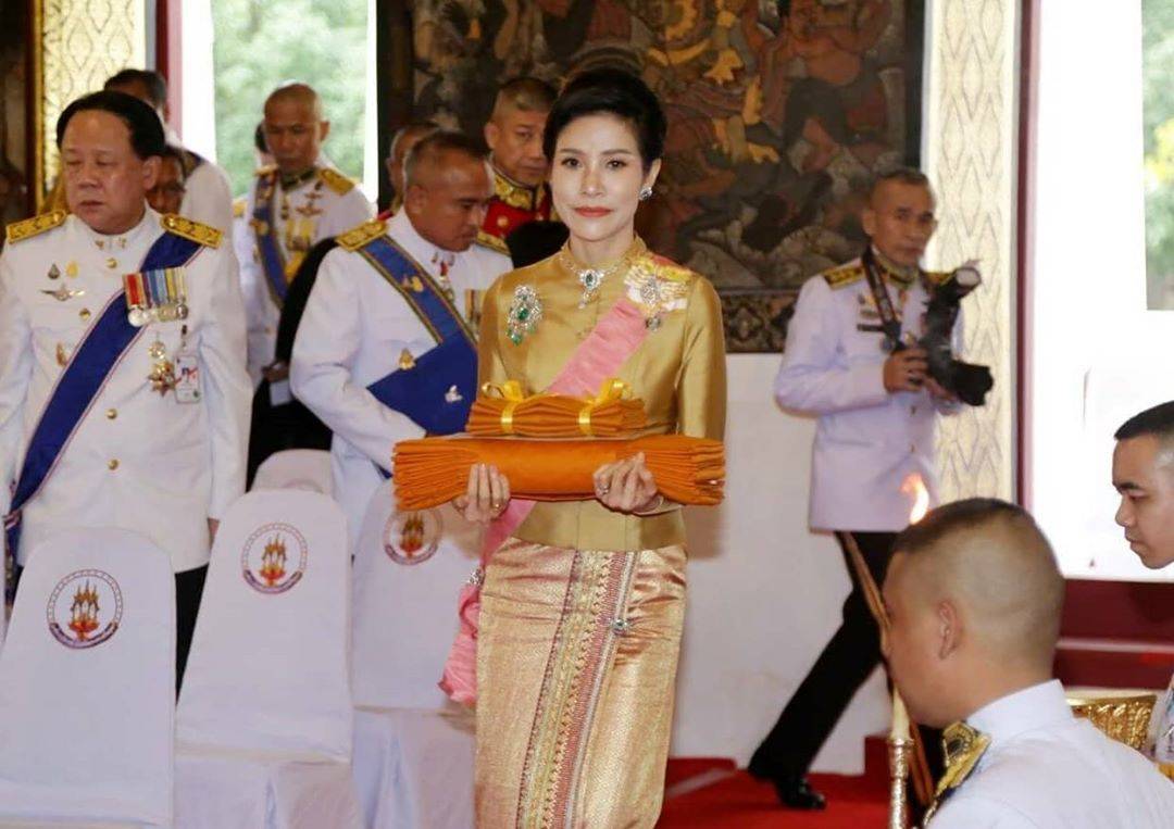 妮娜|泰王衰老太快，68岁动作迟缓走路不稳，苏提达两套套装穿出好身材