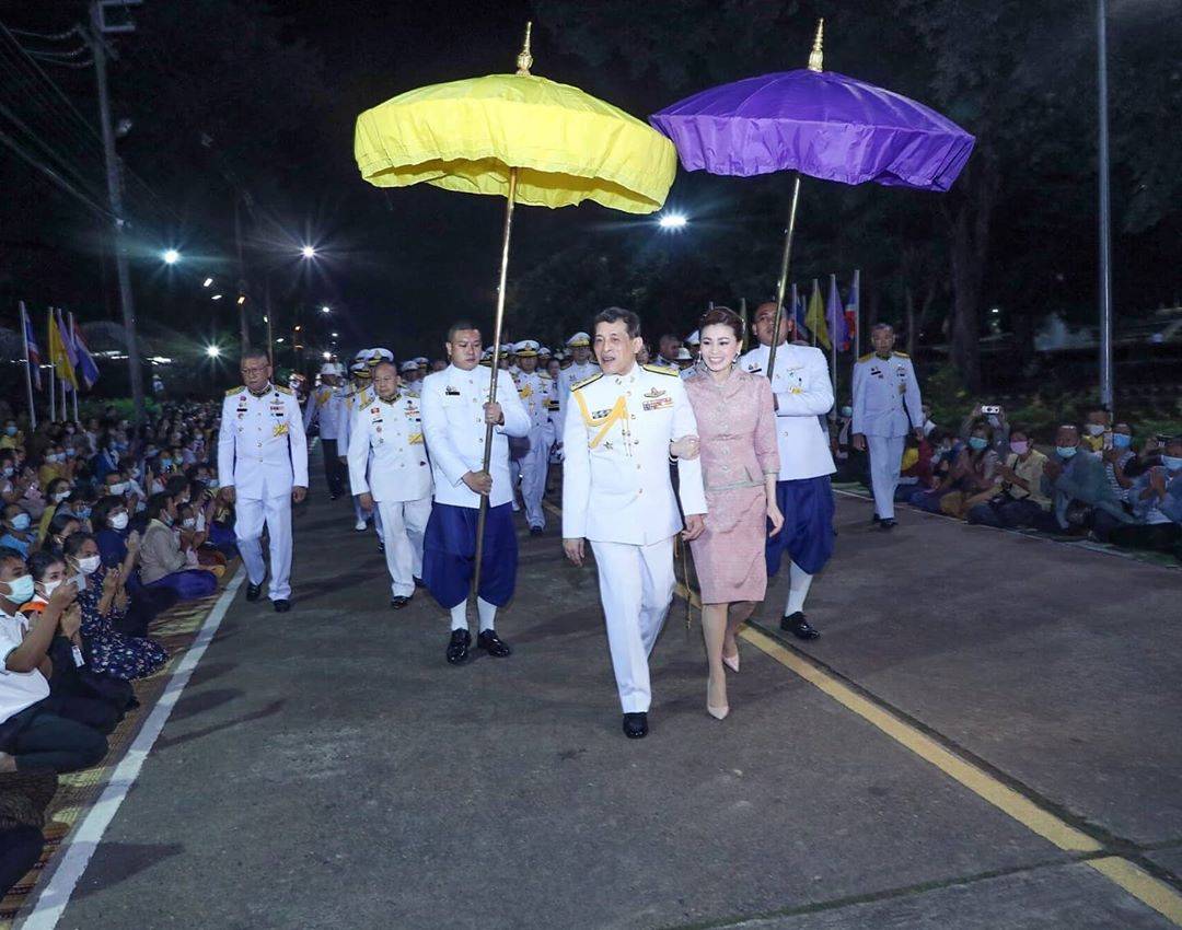 妮娜|泰王衰老太快，68岁动作迟缓走路不稳，苏提达两套套装穿出好身材