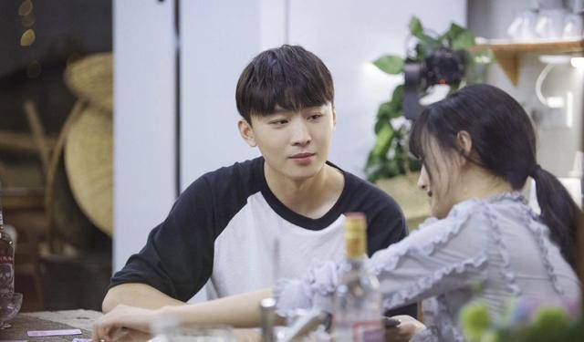 萧亚轩和小16岁男友参加真人秀，被提醒要小心，