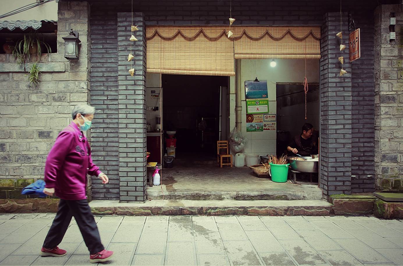 乐山老巷子里的小店：30多年只懂得包粽子，祖传的招牌容不得马虎_九龙巷