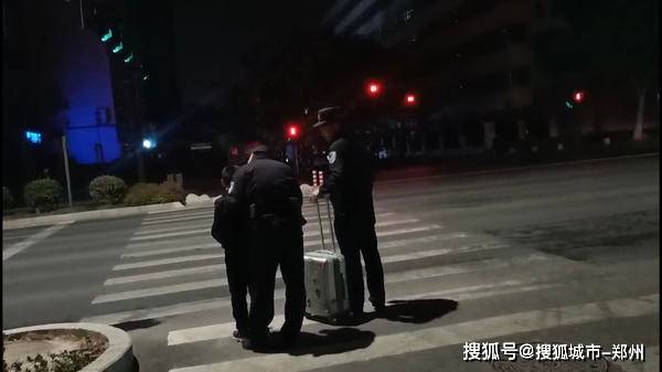 难忍父亲责骂，9岁少年带着行李箱夜间离家出走