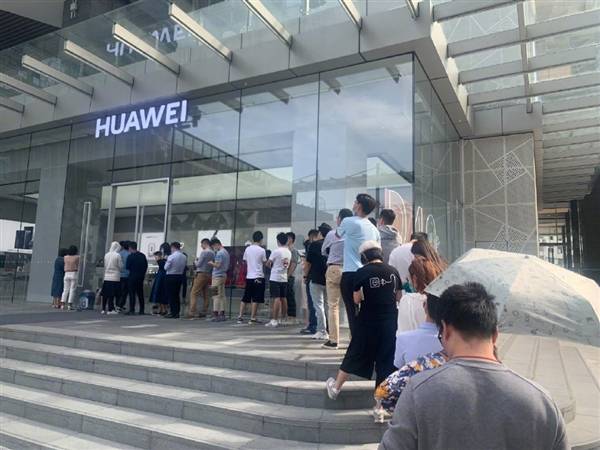Mate|为摸到Mate40真机 华为旗舰店门口大排长龙
