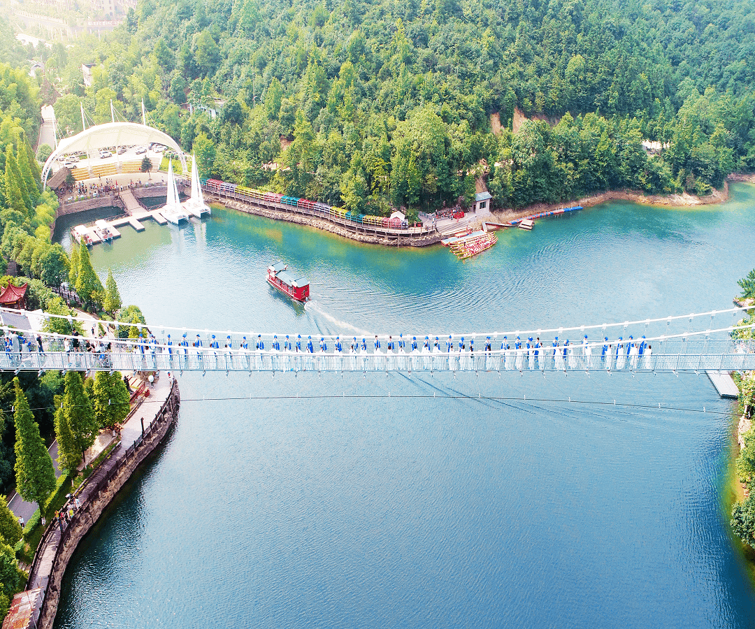 石燕湖景区内,以奇,秀,险为特色的首座跨岛天空玻璃廊桥坐落于此