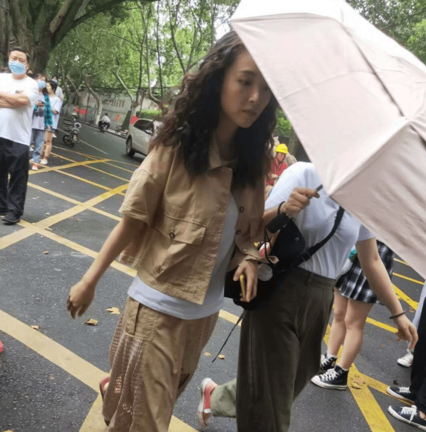 后移|吴倩近照很憔悴，发际线后移眼窝深陷，才28岁就没了少女感！