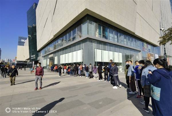 Mate|为摸到Mate40真机 华为旗舰店门口大排长龙
