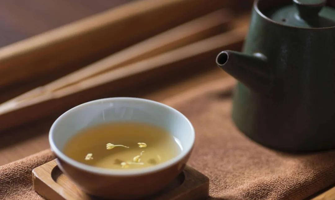 又或是在阳光明媚的午后,静坐窗前,细品一杯自己最爱的香茗,在袅袅茶
