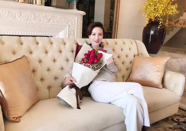 爱心|原创张萌别墅内景曝光，电影房藏老公爱心设计，为环保家里堆满纸箱