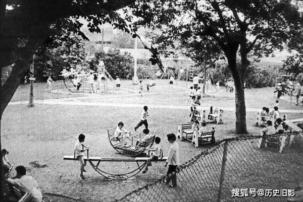 80年代宁波老照片,无线电厂工人与在玩耍的小学生