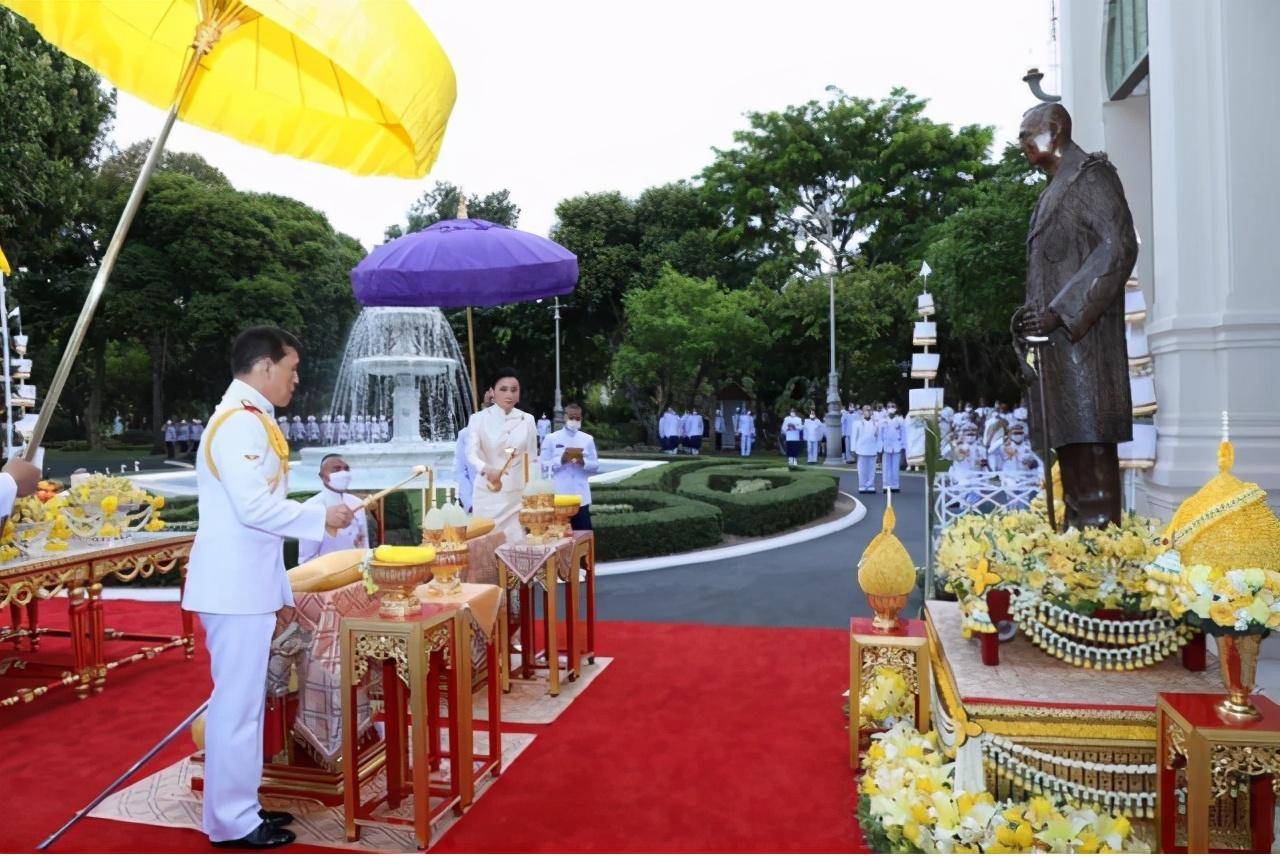 戴玛哈|苏提达祭拜先祖！一身裹身裙戴玛哈同款项链显尊贵，情侣装更默契