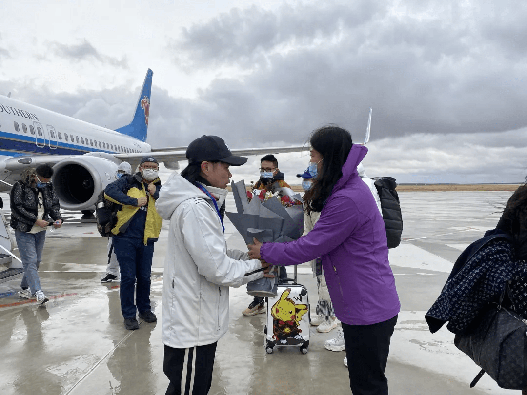 首次疆外滑雪包机抵达富蕴实现新疆冬季冰雪旅游开门红