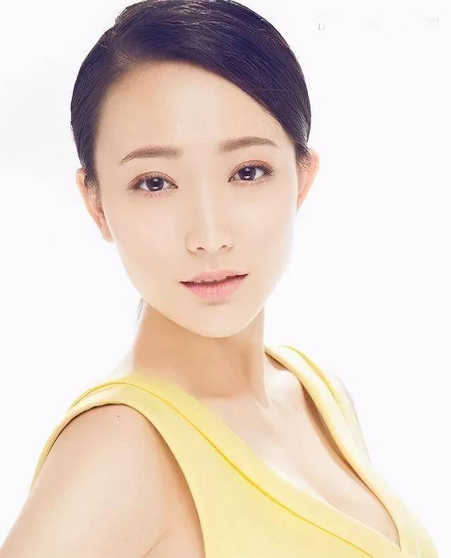 郝洛钒:遗传妈妈戴春荣7分美貌,在皇后容嬷嬷见证下嫁给爱情搜狐大视野搜狐新闻