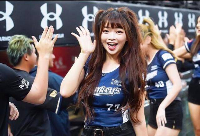 甜美女星被逼全素颜录节目，真面目大饼脸塌鼻
