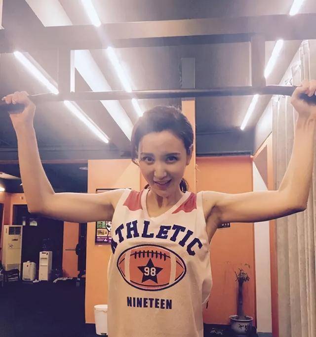 爱心|原创张萌别墅内景曝光，电影房藏老公爱心设计，为环保家里堆满纸箱