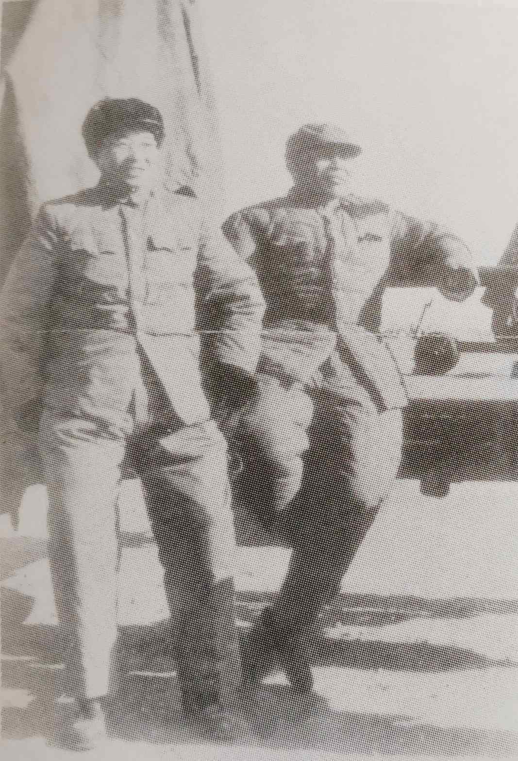 1951年冬,宋时轮(右)与陈赓在朝鲜战场某炮兵阵地上