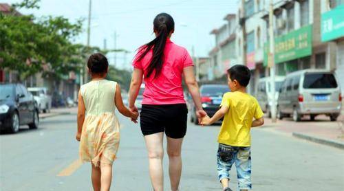 清华大学博士后:建议尽快放开三孩,家长炸锅