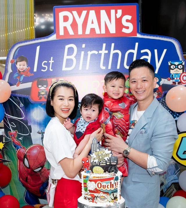 机场|原创胡杏儿带娃现身机场，偶遇黄梦莹热聊，儿子好奇张望萌态十足