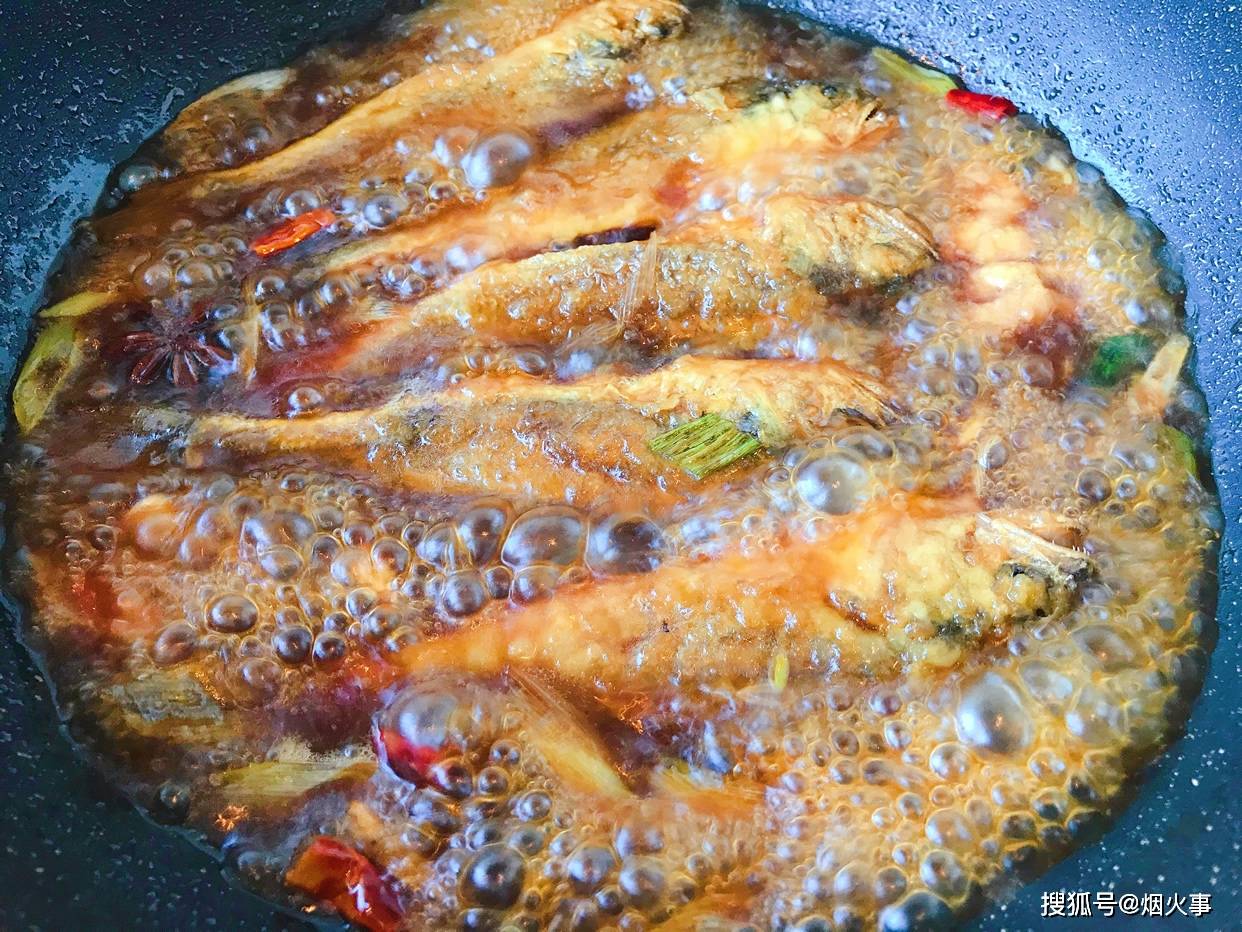 干辣椒|试试这样做，贴饼子蘸鱼汤超香，别提有多好吃小黄鱼别再炸着吃