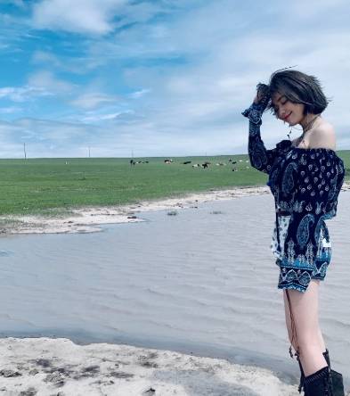 服装|段奥娟开始大胆穿了，露肩衣秀美肩，完全看不出00后模样