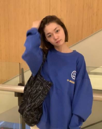 服装|段奥娟开始大胆穿了，露肩衣秀美肩，完全看不出00后模样