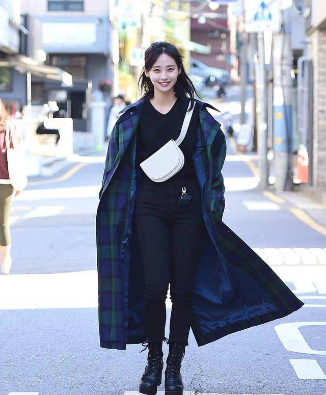 韩国女生秋季街拍好美,风衣玩叠穿可盐可甜,三四十岁姐姐多借鉴