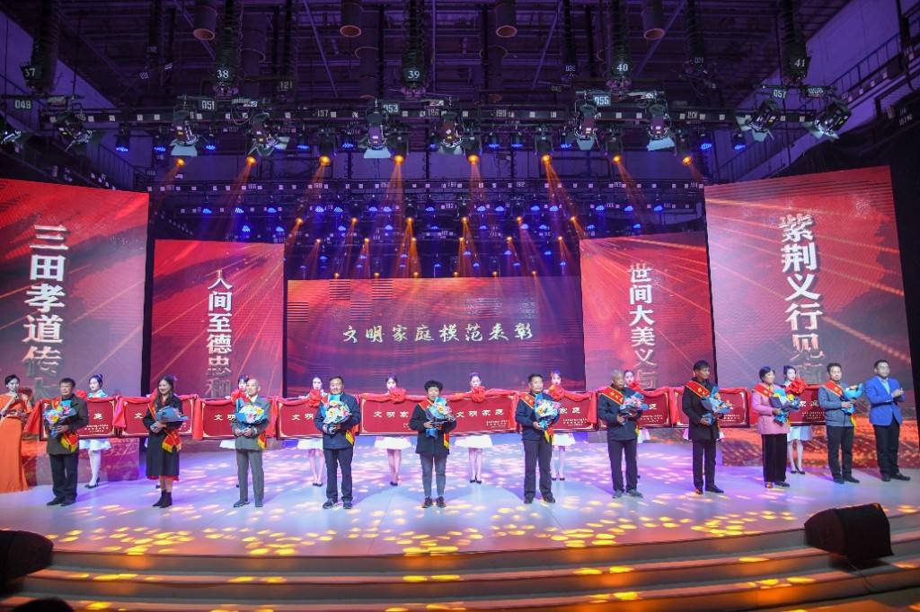 、“义行善举”、“文明家庭”、“最美老人”等五个组别的各10位道德模范的感人事迹，以视频短片、颁奖词