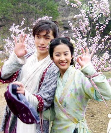 2004年刘亦菲和胡歌主演《仙剑奇侠传》凭借仙灵之气的赵灵儿彻底走红