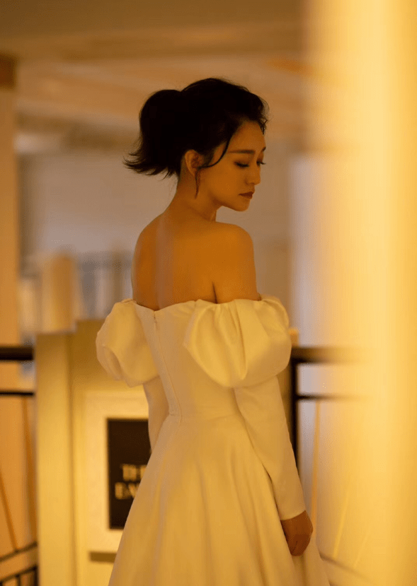 Barocko|李小冉身穿白色礼服优雅亮相宝格丽全新Barocko巴洛克高级珠宝系列发布会