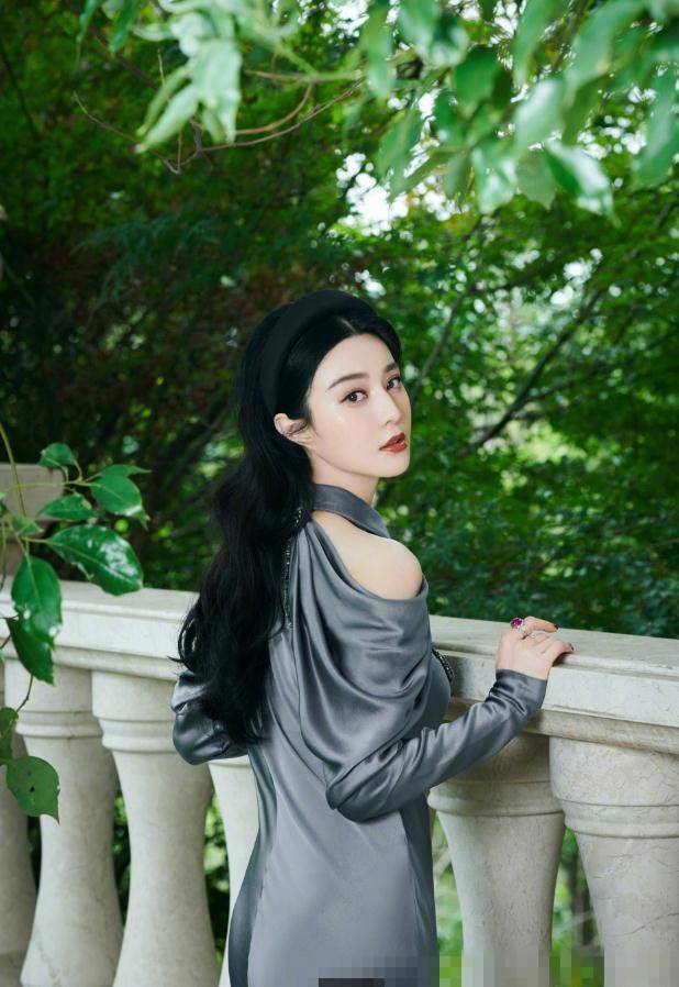 那跟|范冰冰穿无痕礼服大秀身材，我却在关注她那跟脸连在一起的怪耳朵