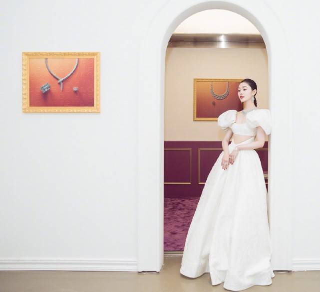 造型|宋轶气质绝了，白色礼裙造型太美，皮肤白到发光