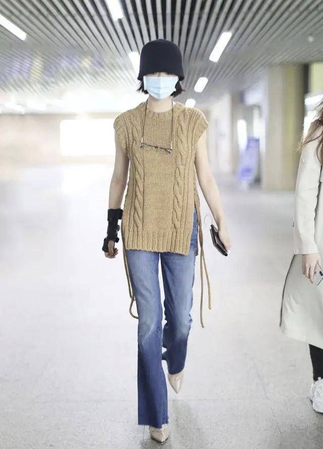 万茜被盗号后机场造型曝光，卡其毛衣背心直接