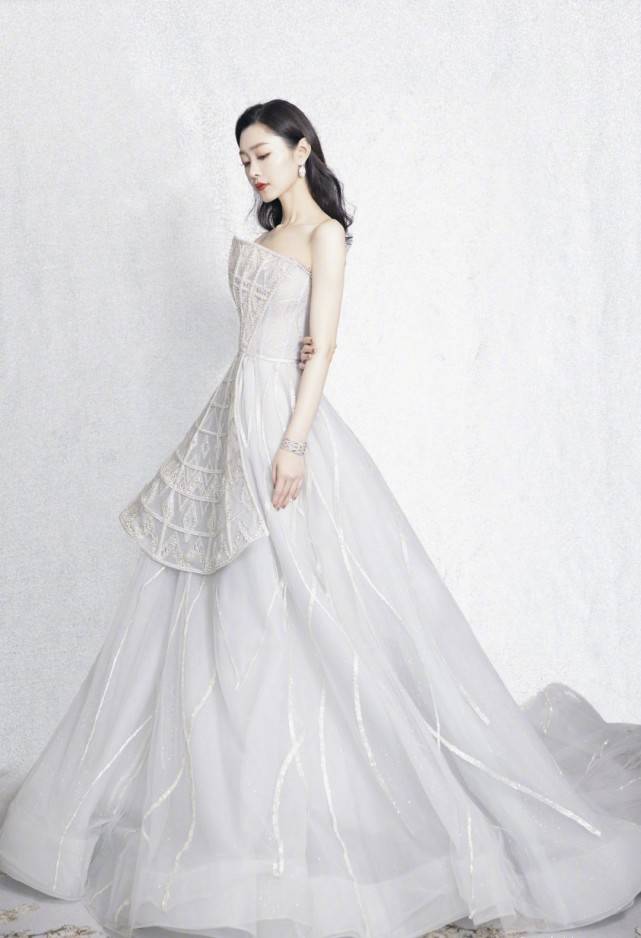 造型|宋轶气质绝了，白色礼裙造型太美，皮肤白到发光