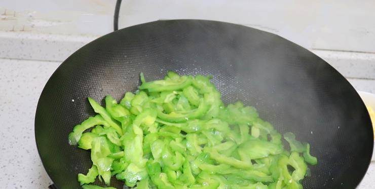 回锅肉炒苦瓜的正确方法 d6040f15ea8e41d6a08c58f2372533d3.jpeg