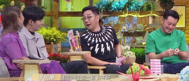 张绍刚称金莎随母姓让父亲太尴尬,惹网友吐槽:幽默也要看场合