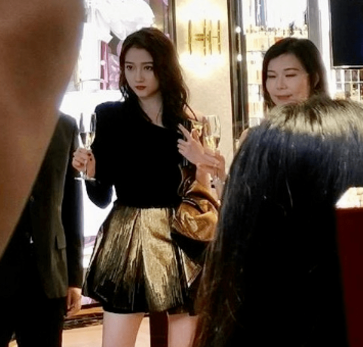 关晓彤|这些年关晓彤穿过的难看礼服，高壮美女不要扮可爱！