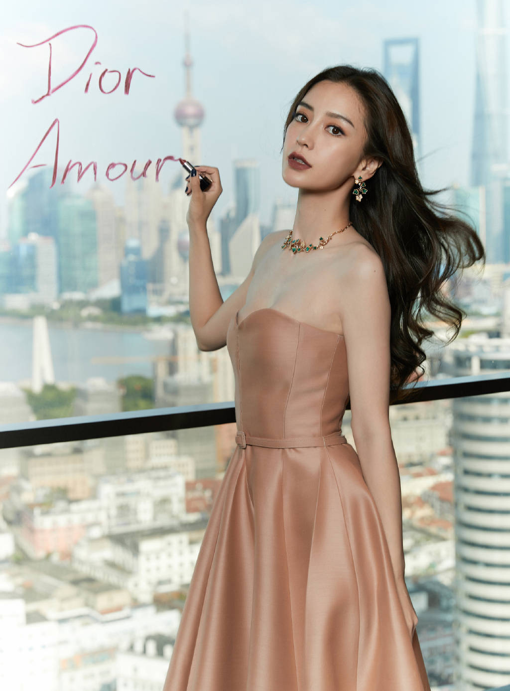 杨颖活动造型好少女,穿裸粉色抹胸礼服配中分长卷发,美成小公主