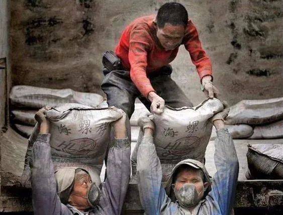 打工人的一生:25岁内卷,35岁被裁,45岁禁止卖菜