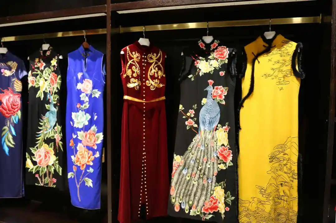 金剪刀是苏州地区非常有名的一家高端旗袍订制店,店内的旗袍设计新颖