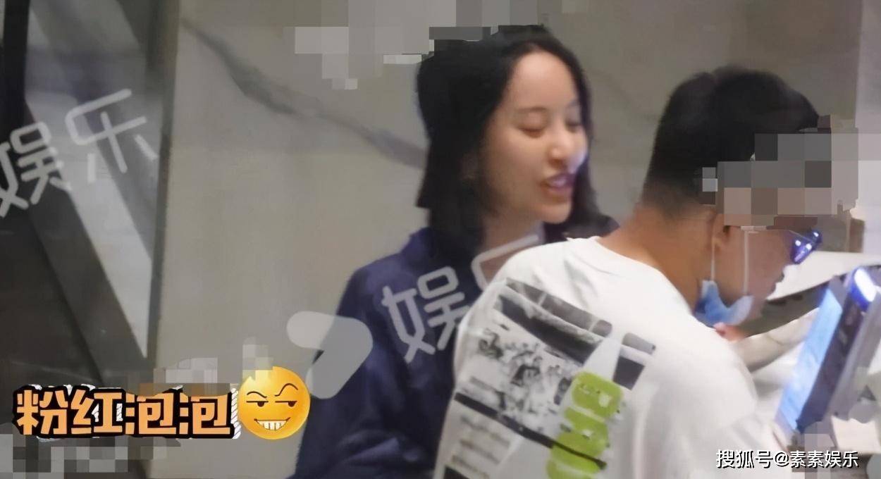 张一山深夜再次牵手陌生女子同回豪宅，十指相