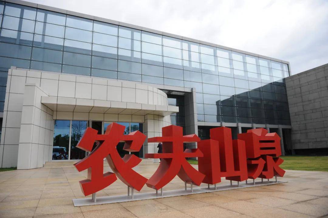 农夫山泉股价2个半月跌4成 钟睒睒身价蒸发2