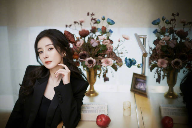 杨幂|又被精修骗了？杨幂出席活动戴巨型耳饰酷飒减龄，生图曝光侧脸很虐沧桑显老