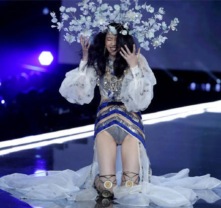 豪门夫妇BE？25岁何猷君作秀硬凹甜蜜,奚梦瑶表情