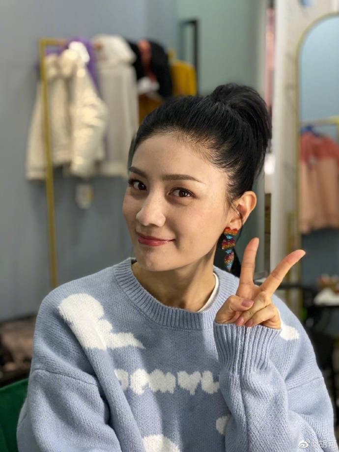 胡可扎马尾辫清爽大方 对镜捧脸甜笑少女感爆棚