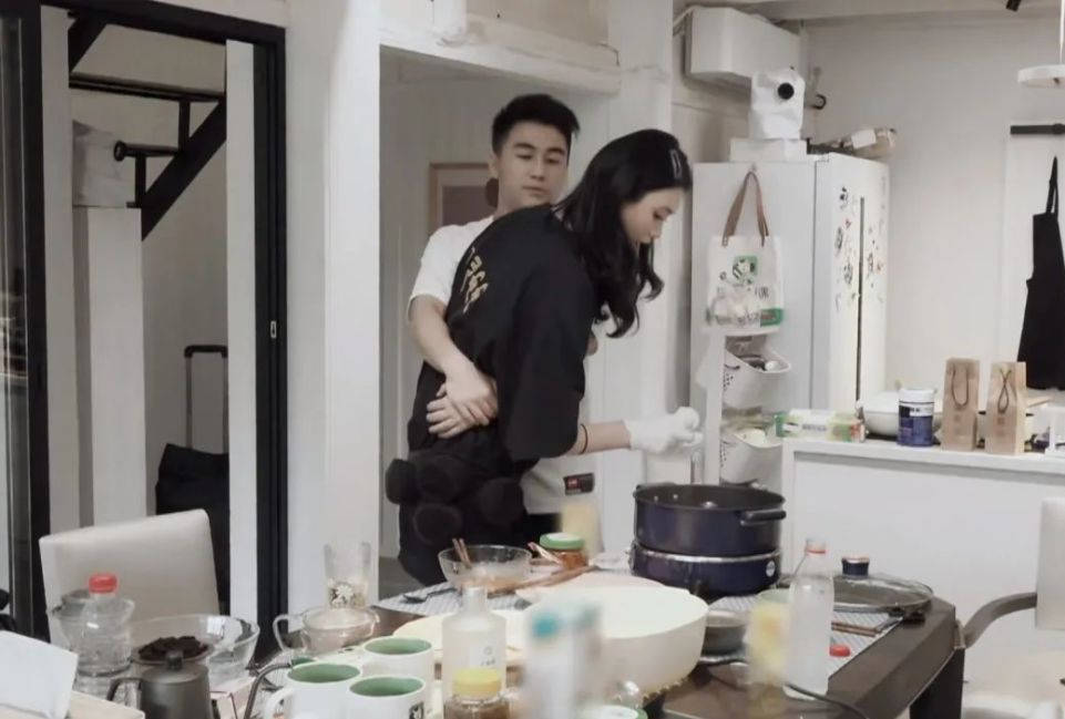 豪门夫妇BE？25岁何猷君作秀硬凹甜蜜,奚梦瑶表情